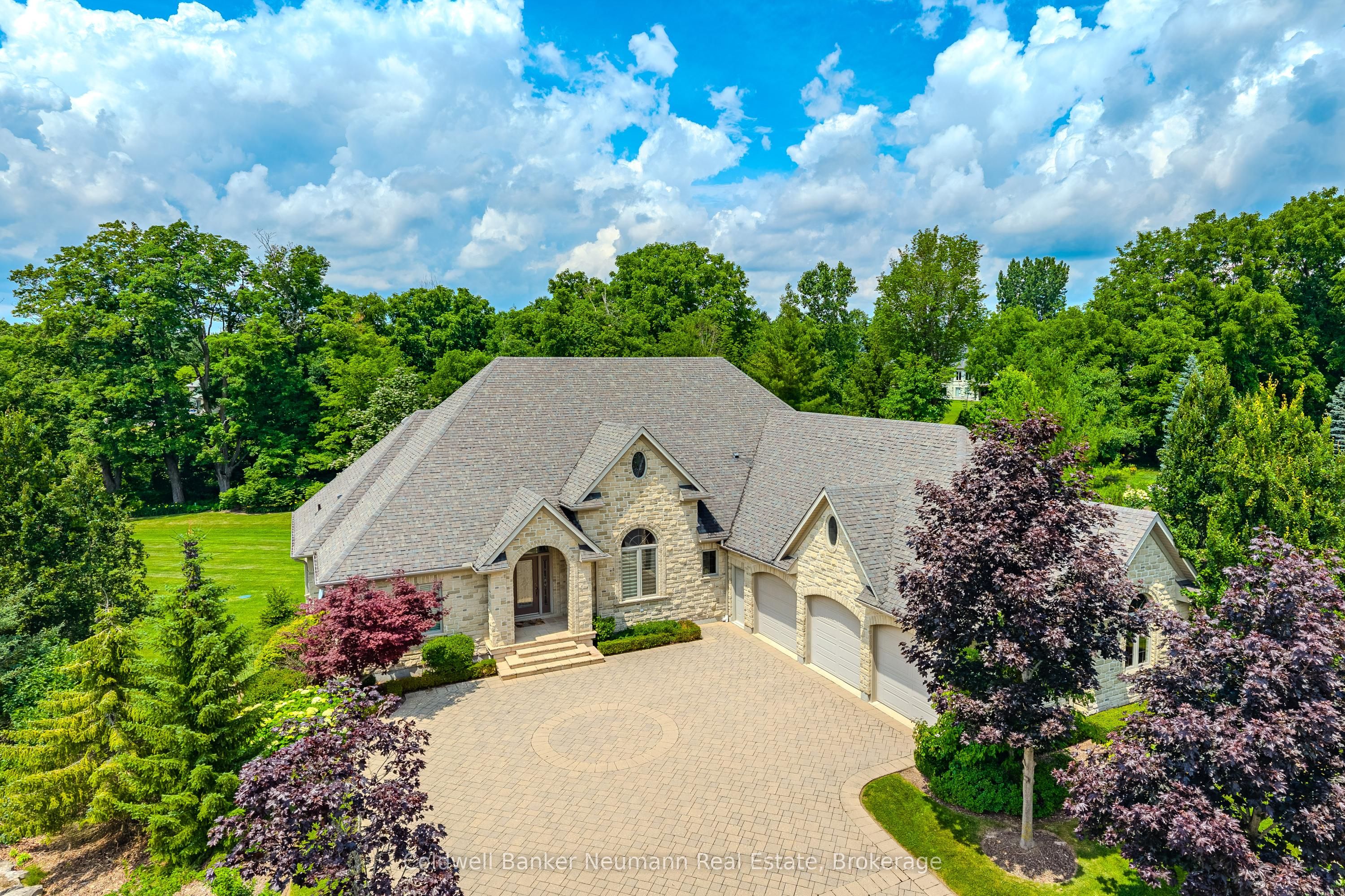 33 Cassin Court in Puslinch, Ontario