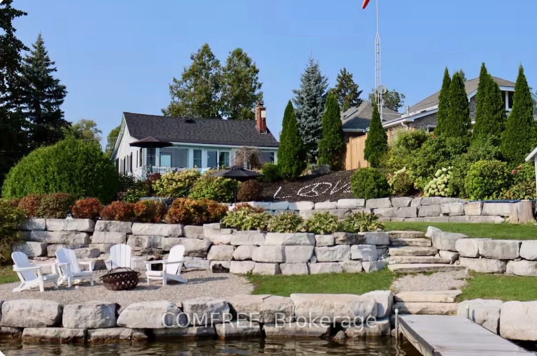 11 Lake Avenue in Puslinch, Ontario