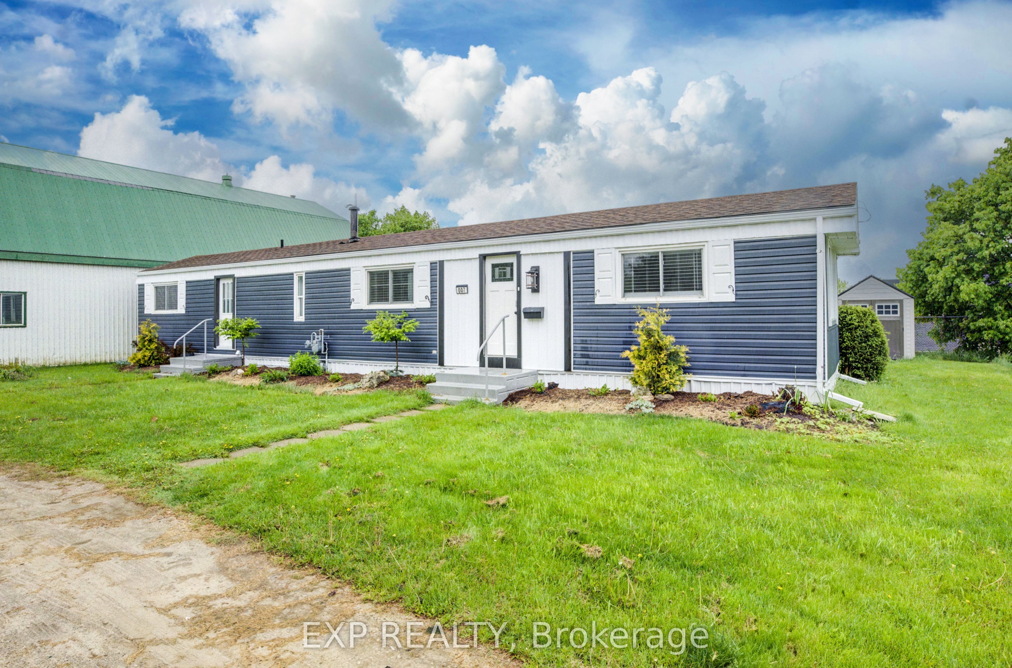 84 Wellington Street in Mapleton, Ontario