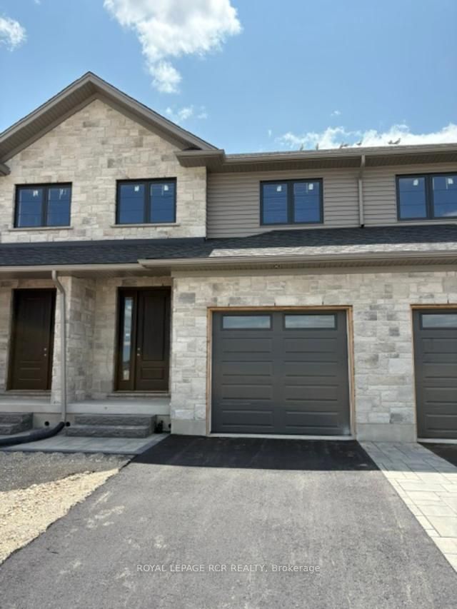 22 Reid Hill Drive in Mapleton, Ontario