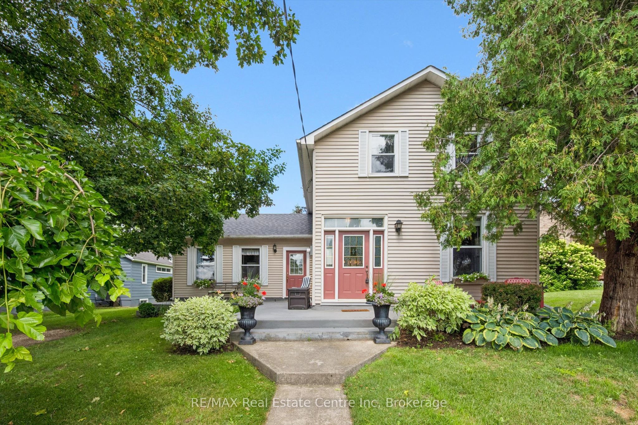 25 Badenoch Street in Puslinch, Ontario