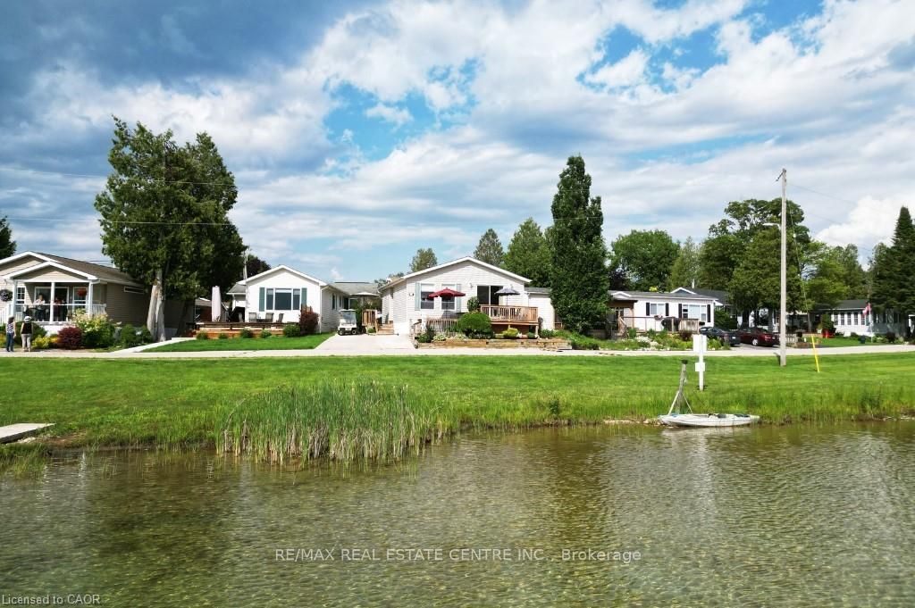 27 Trillium Beach Pvt Drive in Puslinch, Ontario