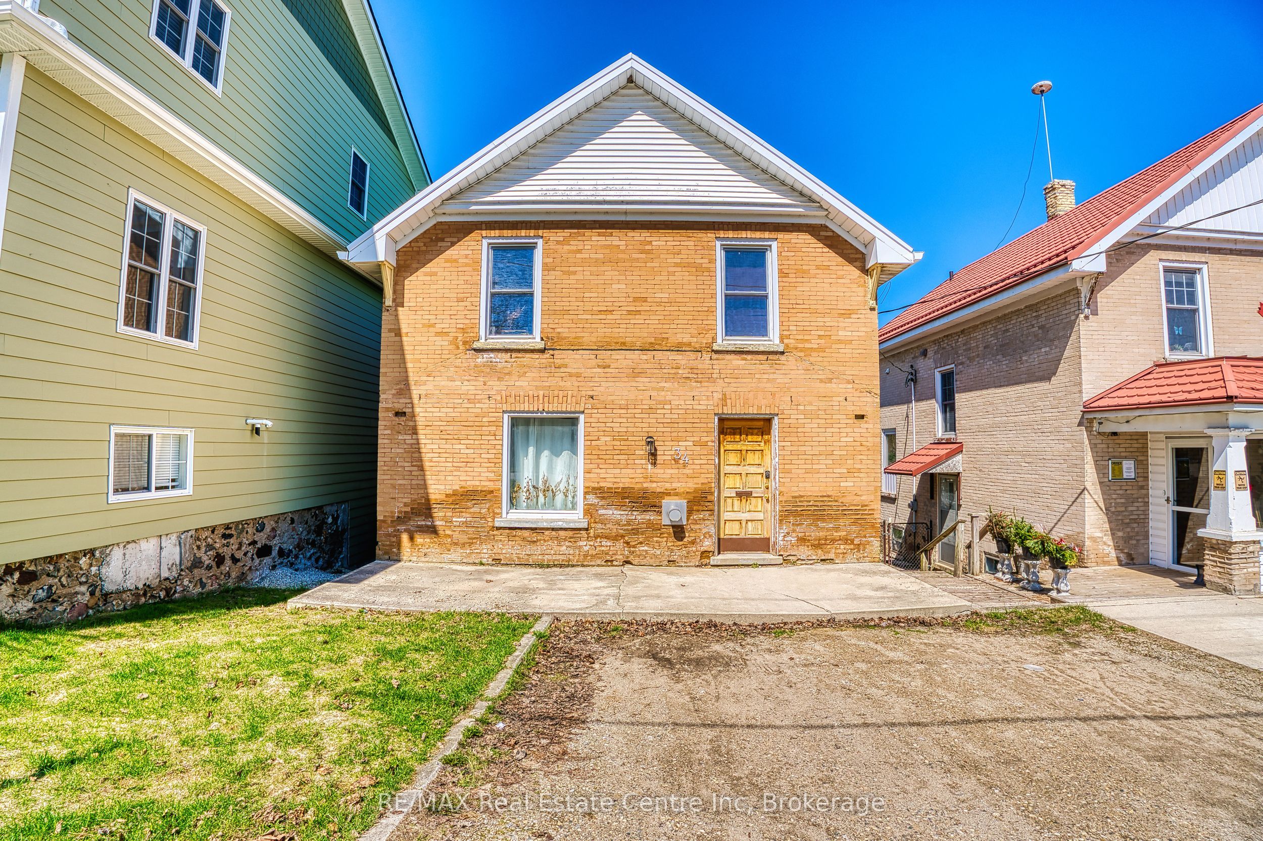 34 Wellington Street in Mapleton, Ontario