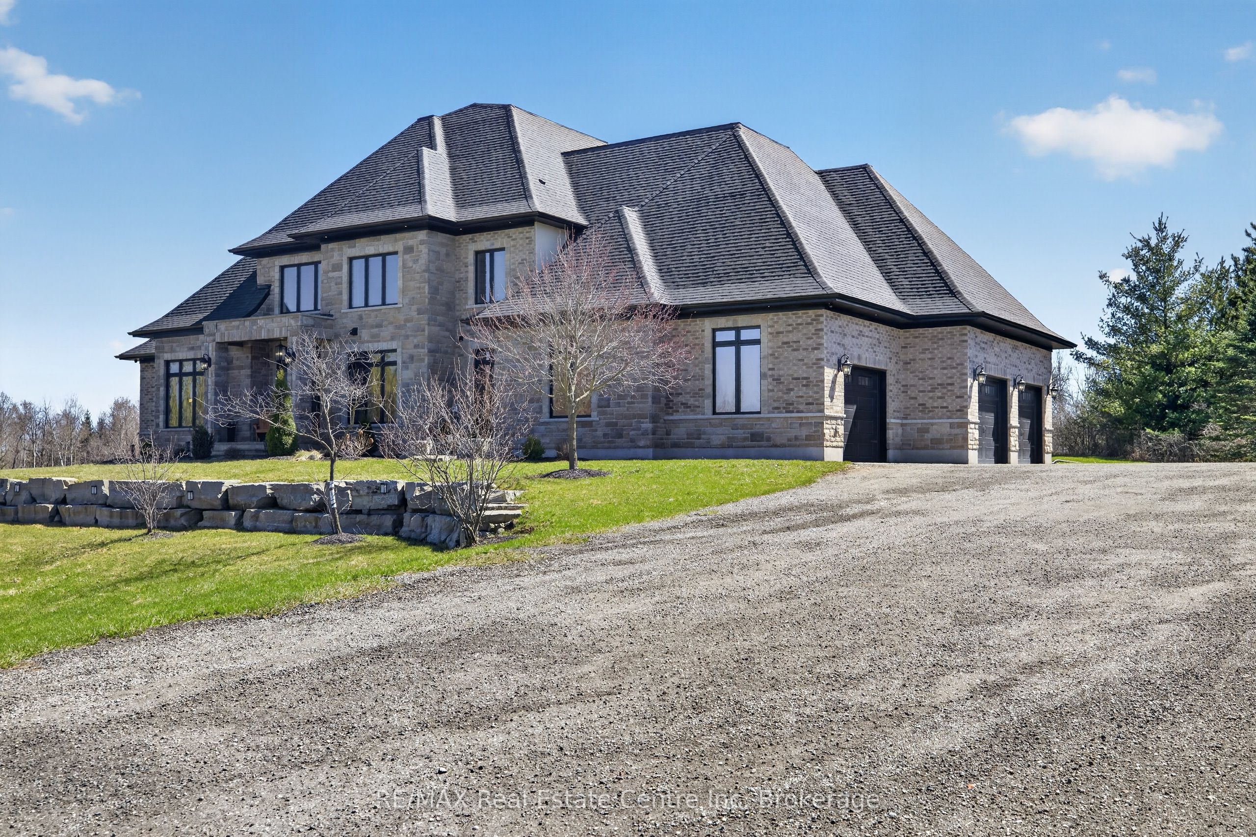 7645 Maltby Road in Puslinch, Ontario