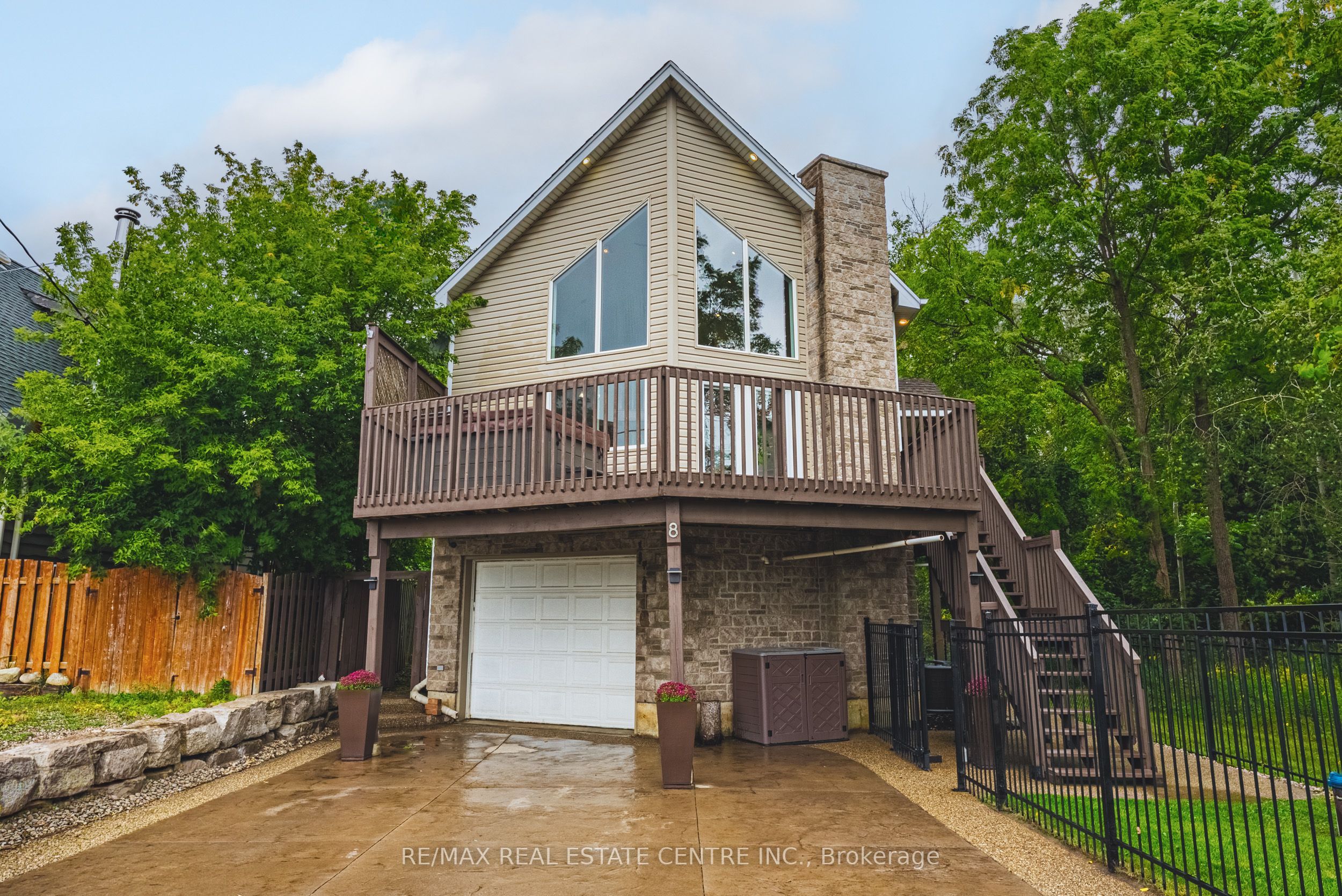 8 Lake Road in Puslinch, Ontario