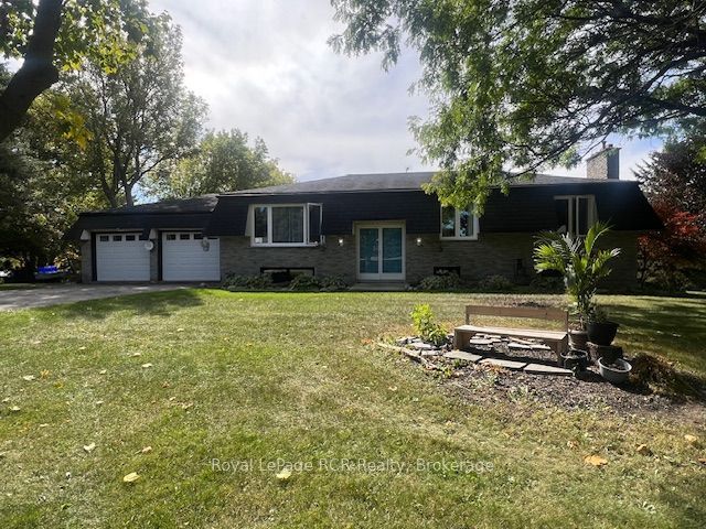 15 Booth Street in Mapleton, Ontario