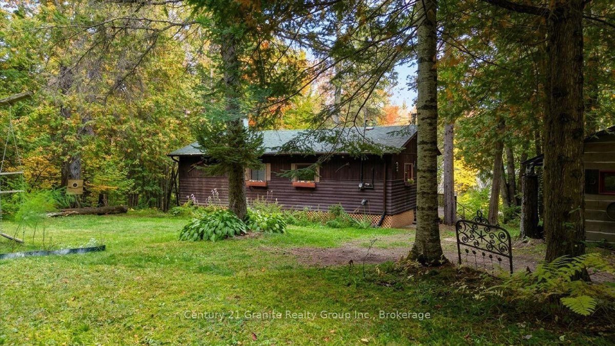 26 Riverside Court in Hastings Highlands, Ontario